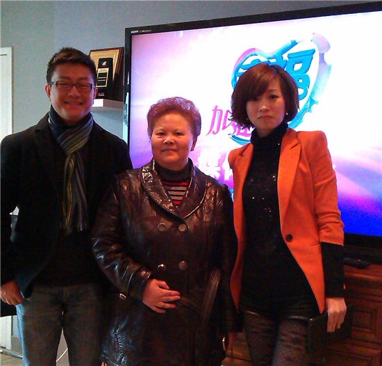 杨总与重庆电视台科技频道主持人合影